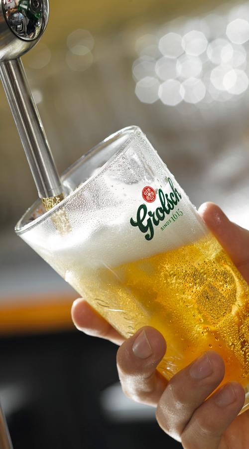 Een glas bier wordt volgetapt achter de bar van Café De Zwaan